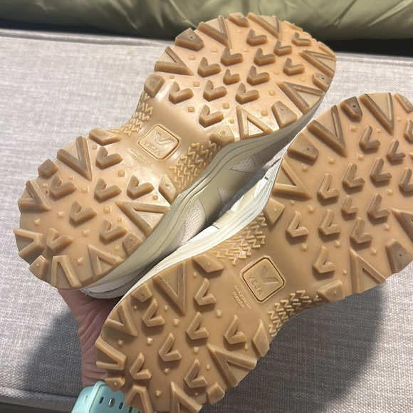 VEJA Women's Venturi Low Top Sneakers - Picture 10 of 13